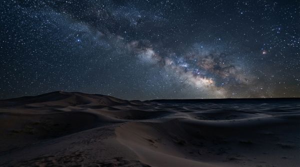 Quels sites offrent des cours gratuits d'astronomie sous le ciel étoilé du désert du Sahara?