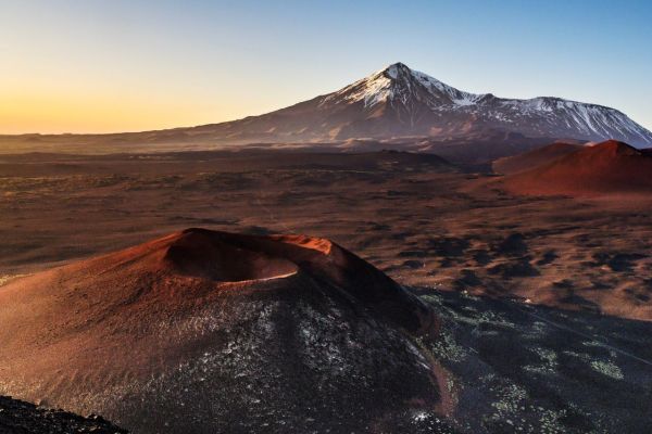 Quels sont les meilleurs sentiers pour une randonnée à travers les paysages volcaniques de Lanzarote, Îles Canaries ?