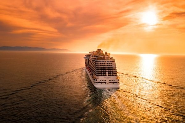 Comment organiser une croisière qui propose des cours de langue pour les destinations visitées?